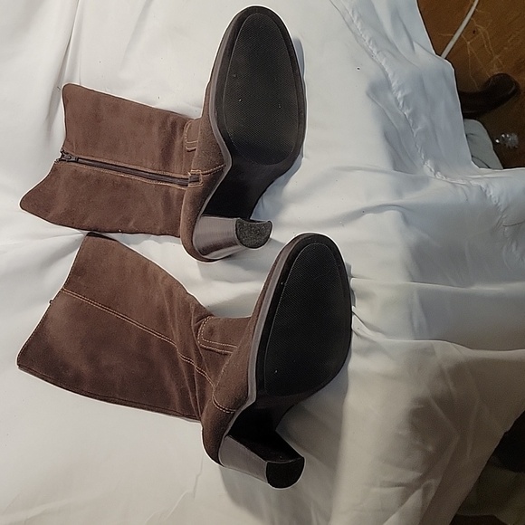 KAYA Brown Knee-High Suede Heeled Boot Side Zippers Stacked Wood Heel - Picture 3 of 9